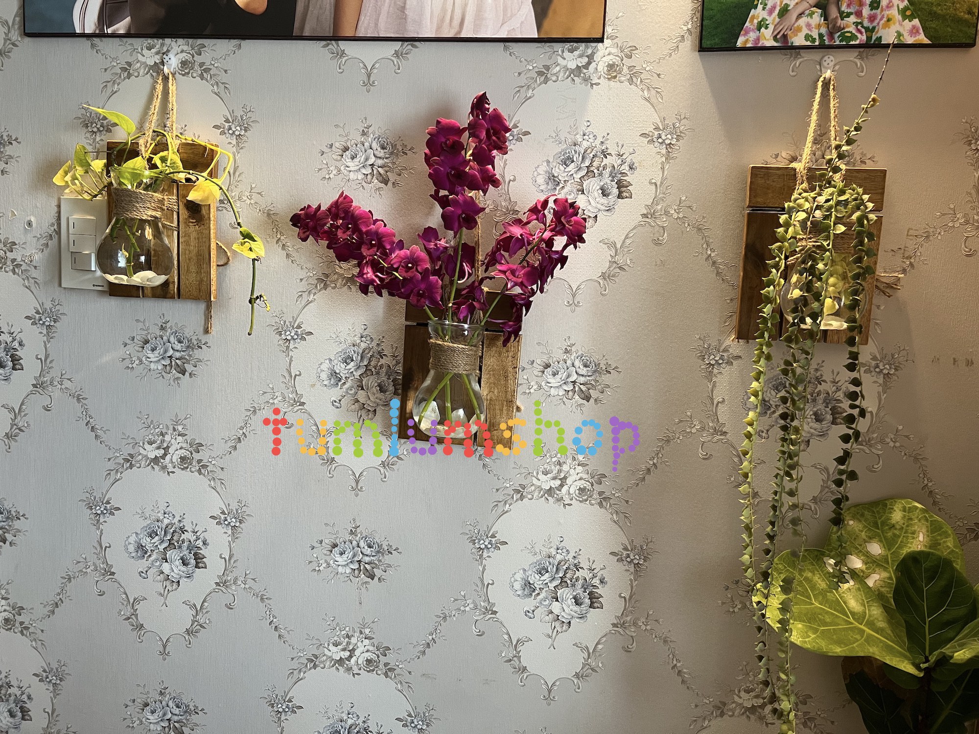 Lọ hoa treo tường kèm bảng gỗ trang trí nhà cửa